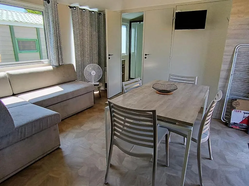 Camping De La Tour Ambon مكان تخييم